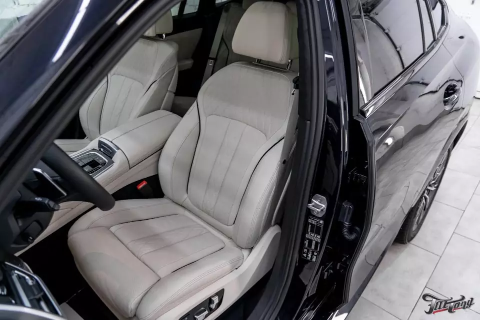 BMW X6 M50d. Химчистка белого салона с пробегом около 10000км с последующей защитой.